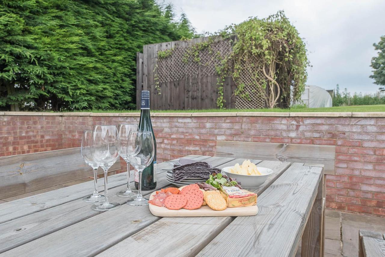 Grove Farm Bungalow With Swimming Pool, Dallinghoo ウッドブリッジ エクステリア 写真
