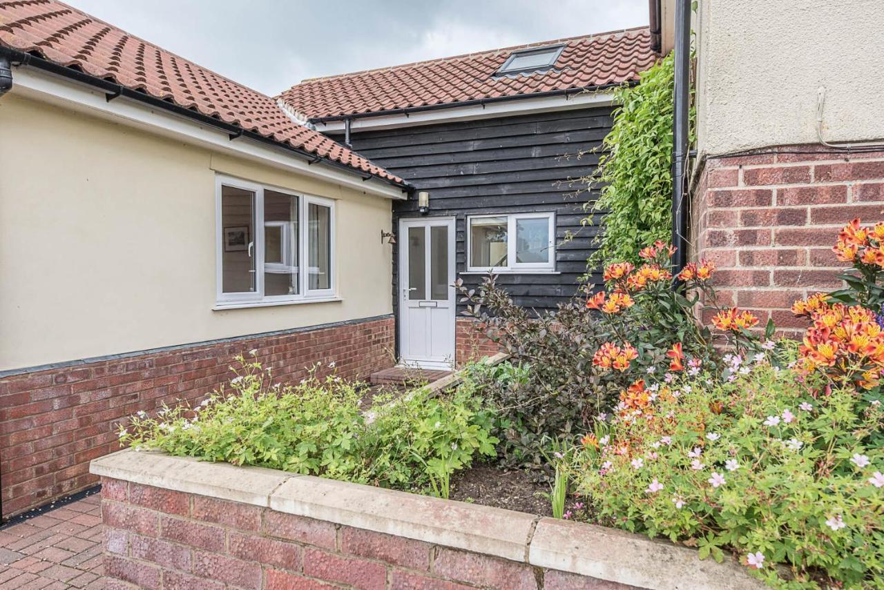 Grove Farm Bungalow With Swimming Pool, Dallinghoo ウッドブリッジ エクステリア 写真